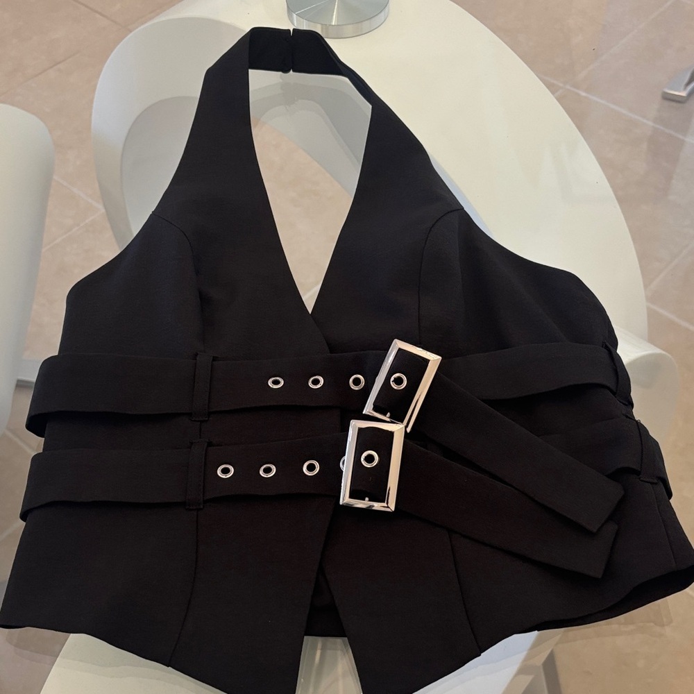 Stylish Black Halter Vest with Buckle Detail Croped